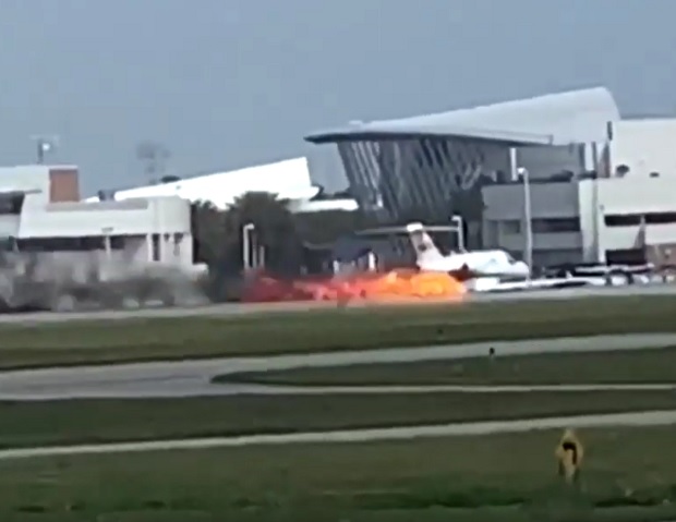 Авион у пламену слетео на аеродром (ВИДЕО)